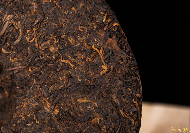 三个说法中，哪个可以解释普洱茶烟味的由来？
