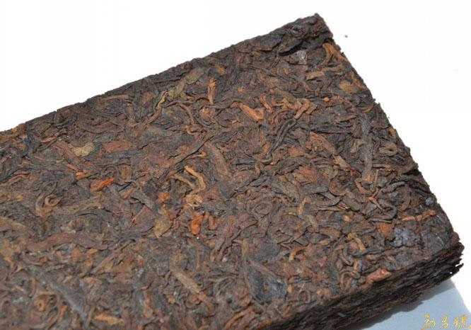 撬普洱茶砖是门技术活，勐昌号教你巧用茶刀茶针。