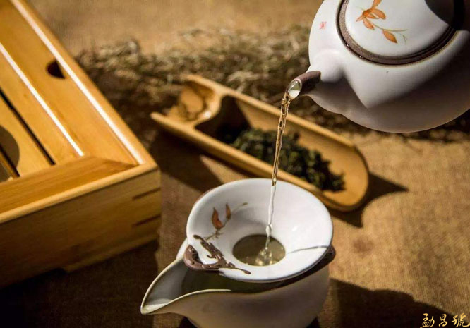 普洱茶茶道中的几种出汤方式。